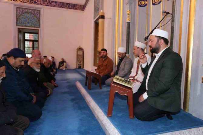 Kepez’de Eller Semaya Depremde Hayatını Kaybedenler İçin Açıldı