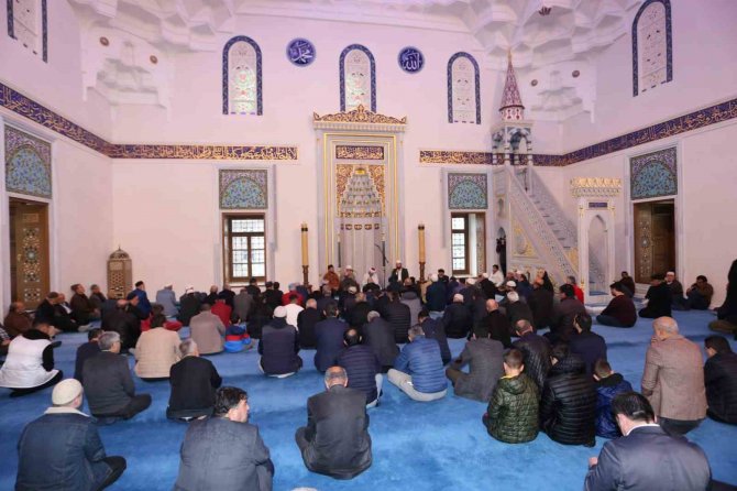 Kepez’de Eller Semaya Depremde Hayatını Kaybedenler İçin Açıldı