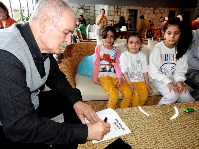 Çeşmeli Çocuk Kitapları Yazarı, Depremzede Çocuklara Kitaplarını İmzaladı