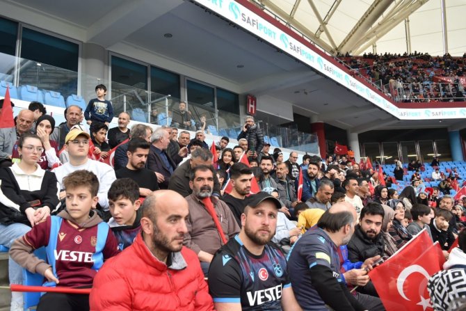 Depremzedeler Trabzonspor İle Moral Buldu