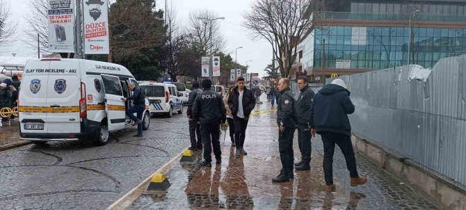 Yolda Yürüyen Şahsı Kentin Göbeğinde Dizinden Vurdu