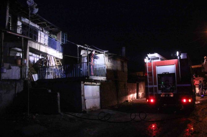 Soba Bomba Gibi Patladı, Ev Kısmen Çöktü: 2 Yaralı