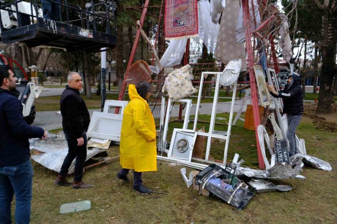 Profesör Deprem Farkındalığı İçin Afet Bölgesinden Topladığı Malzemeleri Sergiledi