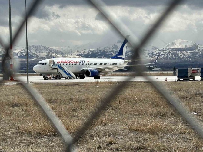 Motor Ve Kanat Kısmını İniş Sırasında Piste Sürten Thy’nin Tk 7575 Sefer Sayılı Uçağı Erzurum Havalimanında Onarılacak