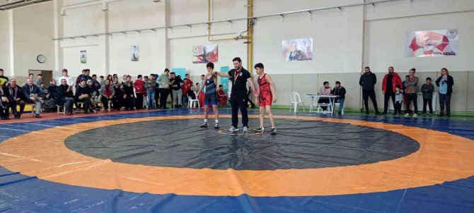 Okul Sporlarında Güreş Müsabakaları Sona Erdi