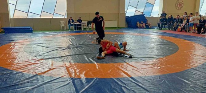 Okul Sporlarında Güreş Müsabakaları Sona Erdi
