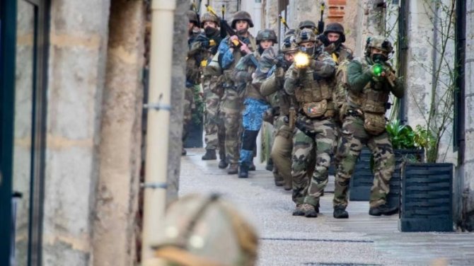 Fransa’da Şehrin Göbeğinde Askeri Tatbikat