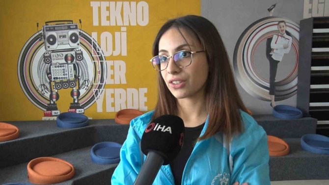 Dünya Şampiyonu Depremzede Esma Yıldız, İhtiyaç Sahiplerinin Yardımlarına Koşuyor