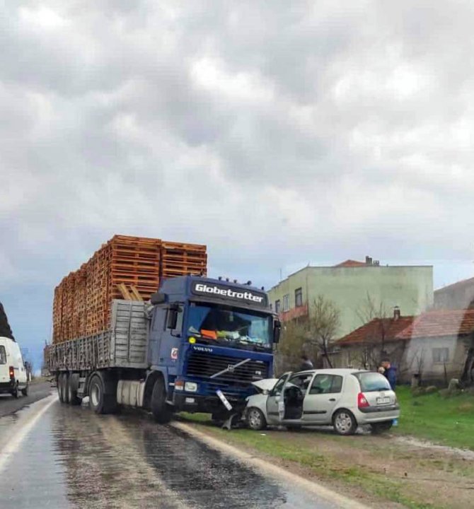 Gönen’de Palet Yüklü Tır İle Otomobil Kafa Kafaya Çarpıştı