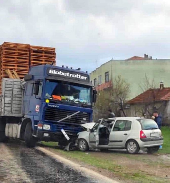 Gönen’de Palet Yüklü Tır İle Otomobil Kafa Kafaya Çarpıştı