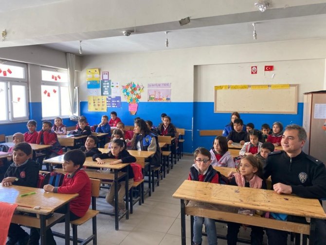 Hakkari Polisinden Kitap Okuma Etkinliği