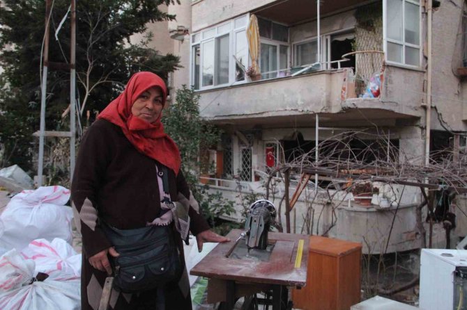 Evi Enkaza Döndü, 47 Yıllık Dikiş Makinesini Bırakmadı