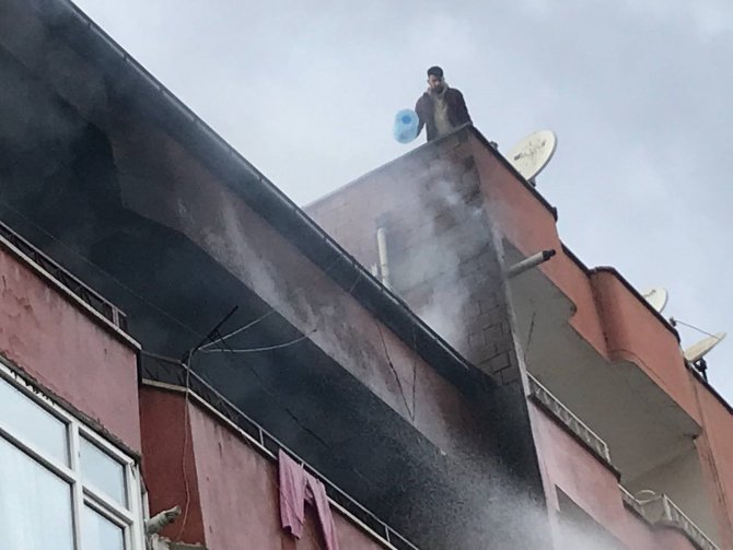 Iğdır’da Bir Binanın 4. Katında Çıkan Yangına Su Bidonu İle Müdahale