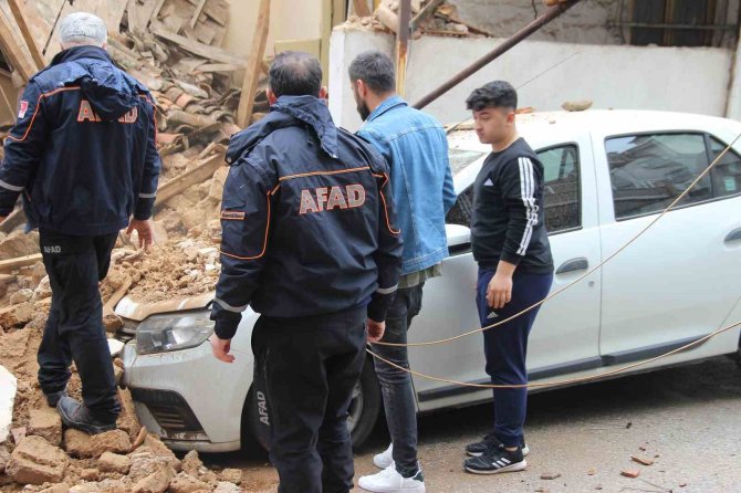 İ̇zmir’de Metruk Bina Bir Aracın Üstüne Çöktü