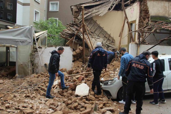 İ̇zmir’de Metruk Bina Bir Aracın Üstüne Çöktü