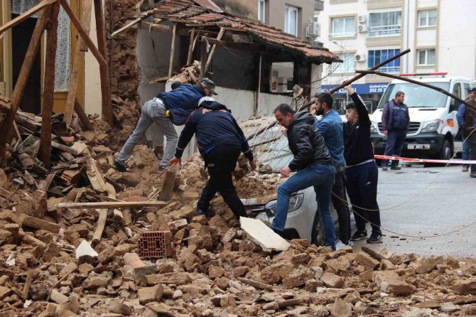 İ̇zmir’de Metruk Bina Bir Aracın Üstüne Çöktü