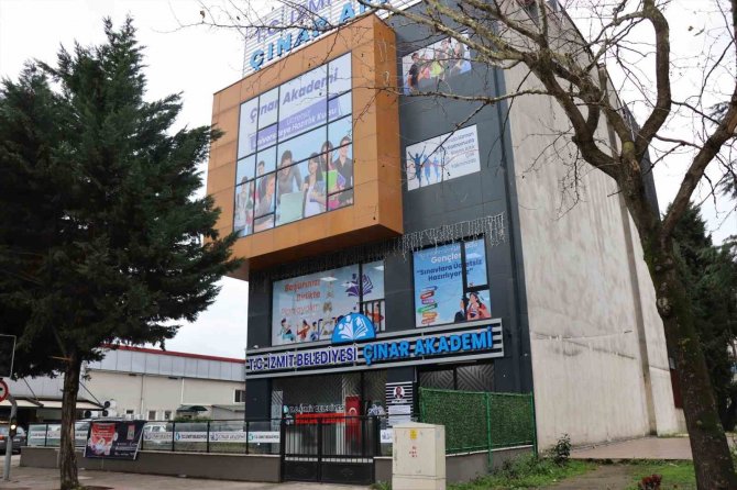 İ̇zmit Belediyesi Çınar Akademi’de Kabul Kurum Sınavı Gerçekleşti