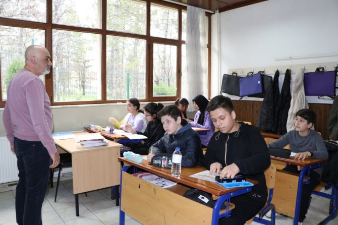 23 Yakınının Acısını Yüreğine Gömüp, Öğrencilerini Lgs’ye Hazırlıyor