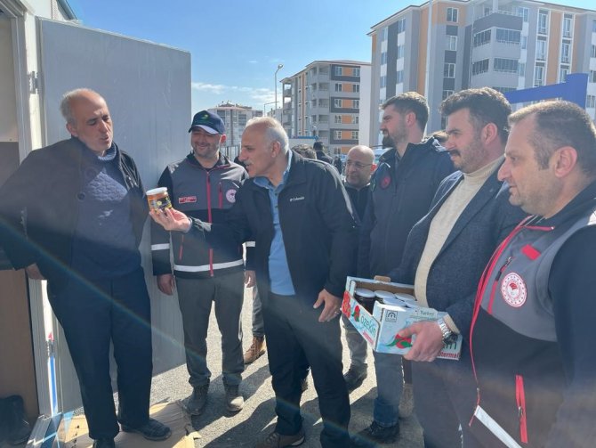 Arı Yetiştiricileri Bin 200 Kavanoz Balı Depremzedelere Gönderdi