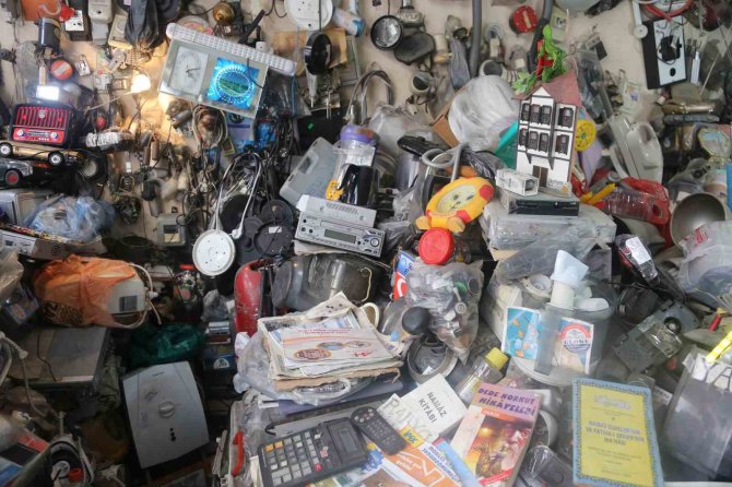 Dükkanında Adım Atacak Yer Kalmadı: 50 Yılda Yüzlerce Elektronik Eşya Unutuldu