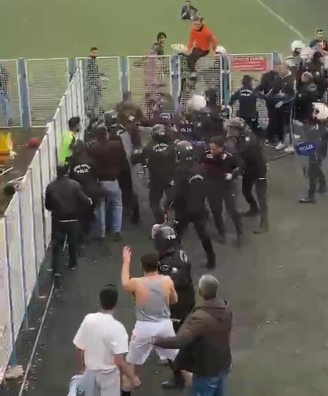 Amatör Maçta Tekme Ve Yumruklar Havada Uçuştu