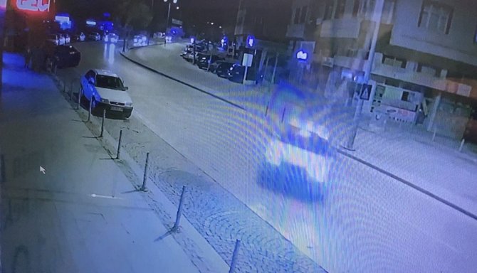 Kontrolden Çıkan Otomobilin İş Yerine Çarptığı Kaza Kameraya Yansıdı
