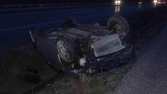 Takla Atan Otomobil Su Kanalına Devrildi: 3 Yaralı