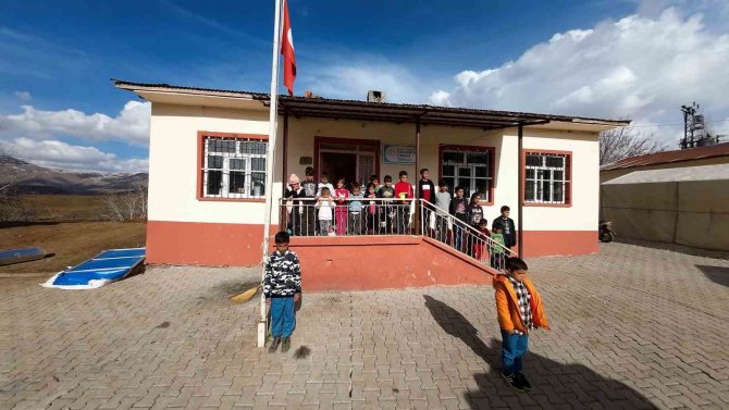 Malatyalı Depremzedeler İ̇stiklal Marşı’yla Birlik Mesajı Verdi