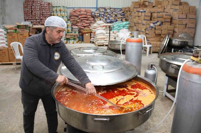 Aynı Sofrada Yüzlerce Depremzedenin Sıcak Yemek İhtiyacını Karşılıyorlar