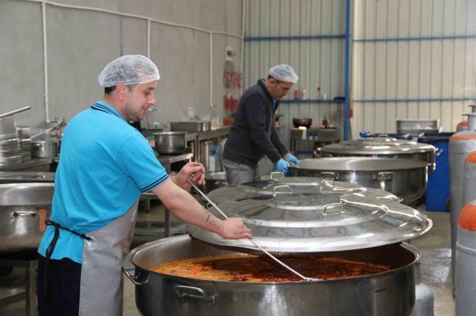 Aynı Sofrada Yüzlerce Depremzedenin Sıcak Yemek İhtiyacını Karşılıyorlar