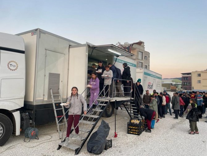 Aynı Sofrada Yüzlerce Depremzedenin Sıcak Yemek İhtiyacını Karşılıyorlar