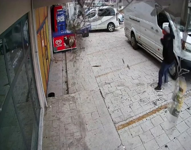 Lodosun Devirdiği Tabelalardan Canını Son Anda Kurtardı, O Anlar Kameraya Yansıdı