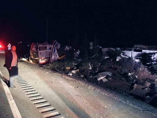 Konya’da Kamyonet Ağaçlara Çarptı: Sürücü Öldü, Oğlu Yaralandı
