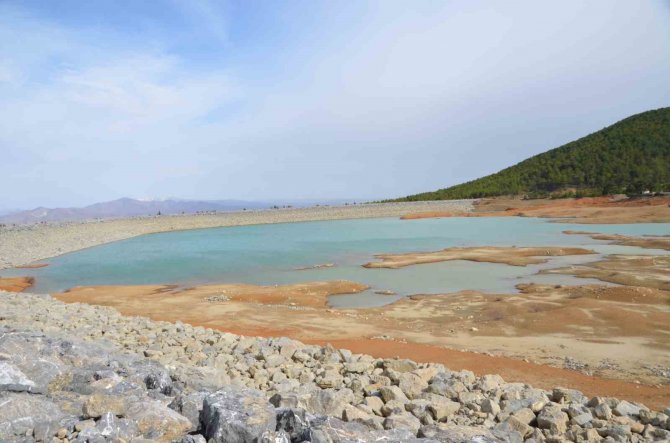 Çiftçilerin 2 Bin Dekarlık Tarım Arazisini Suladığı Gölette Kuraklık Yaşanıyor