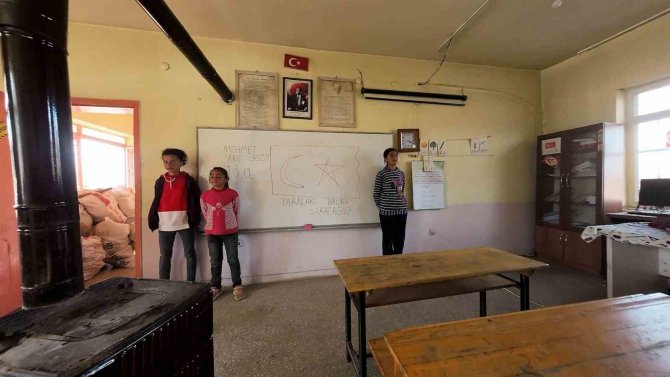 Malatyalı Depremzedeler İ̇stiklal Marşı’yla Birlik Mesajı Verdi