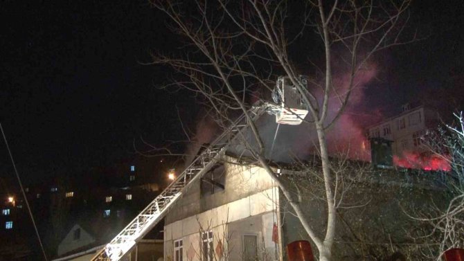 Maltepe’de 3 Katlı Binanın Çatısında Korkutan Yangın