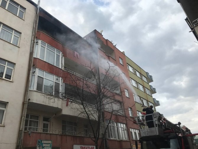 Iğdır’da Bir Binanın 4. Katında Çıkan Yangına Su Bidonu İle Müdahale