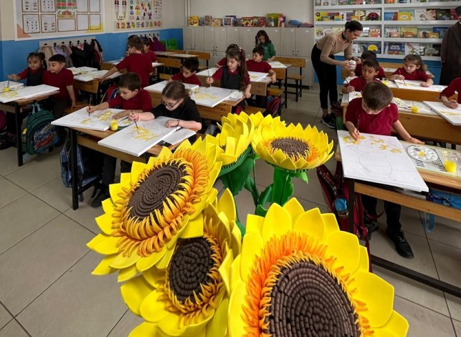 Minikler, Eserlerini Depremzedeler İçin Üretti