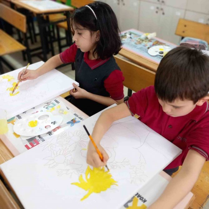 Minikler, Eserlerini Depremzedeler İçin Üretti