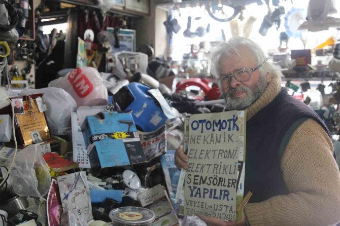 Dükkanında Adım Atacak Yer Kalmadı: 50 Yılda Yüzlerce Elektronik Eşya Unutuldu