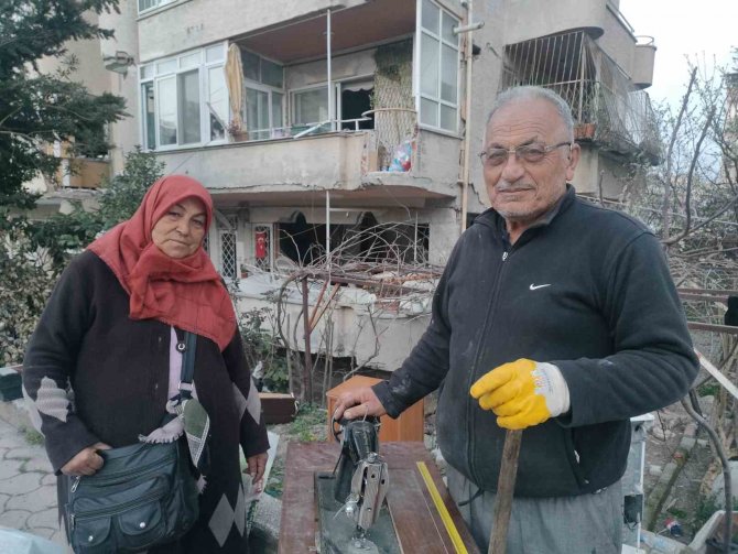 Evi Enkaza Döndü, 47 Yıllık Dikiş Makinesini Bırakmadı