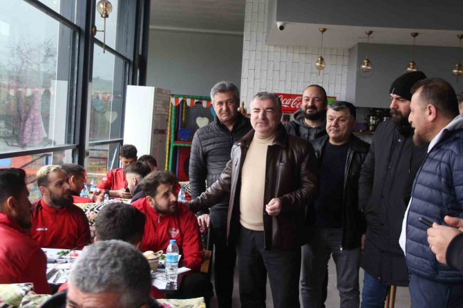 Başkan Özdemir: “Belediye Olarak Takım Ve Futbolcularımızın Yanındayız”