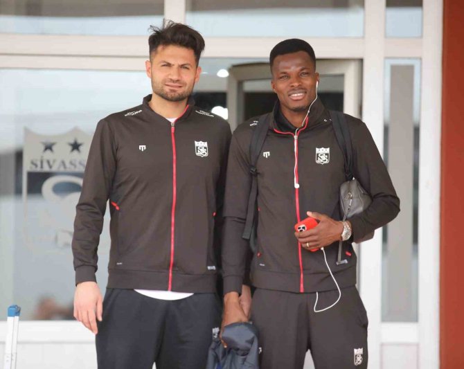 Sivasspor Kafilesi İ̇stanbul’a Ulaştı