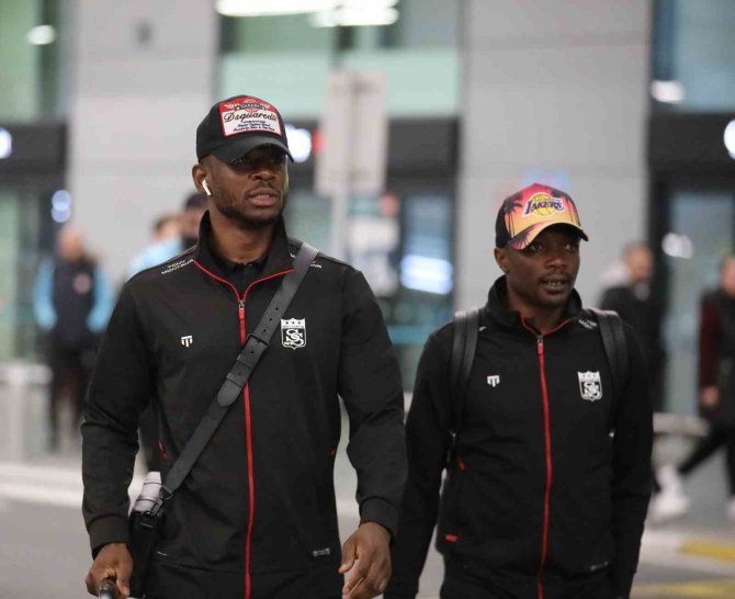 Sivasspor Kafilesi İ̇stanbul’a Ulaştı