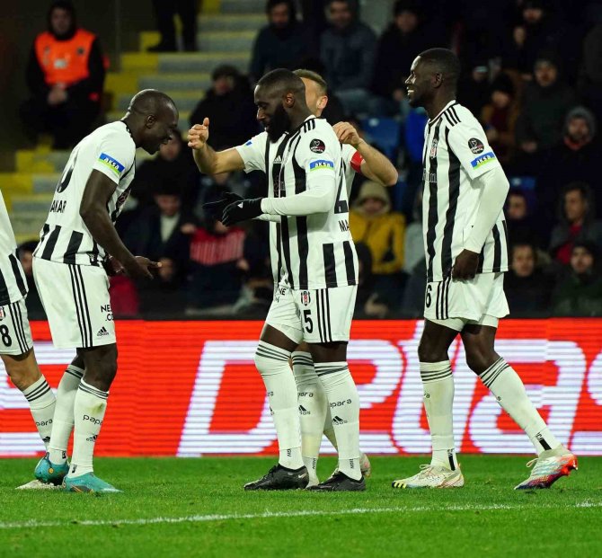 Spor Toto Süper Lig: Medipol Başakşehir: 0 - Beşiktaş: 2 (Maç Sonucu)