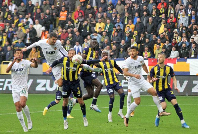 Spor Toto Süper Lig: Mke Ankaragücü: 1 - Corendon Alanyaspor: 0 (İ̇lk Yarı)