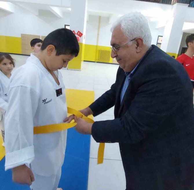 Yunuskentli Taekwondocular Bir Üst Kuşağa Terfi Etti