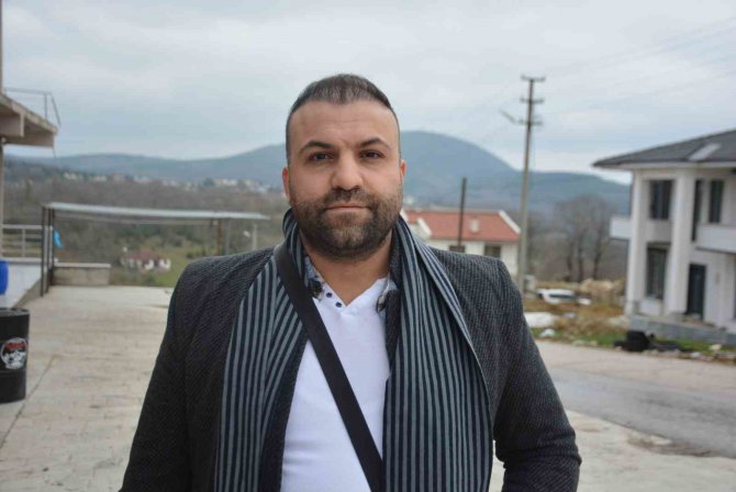 Lodosun Devirdiği Tabelalardan Canını Son Anda Kurtardı, O Anlar Kameraya Yansıdı