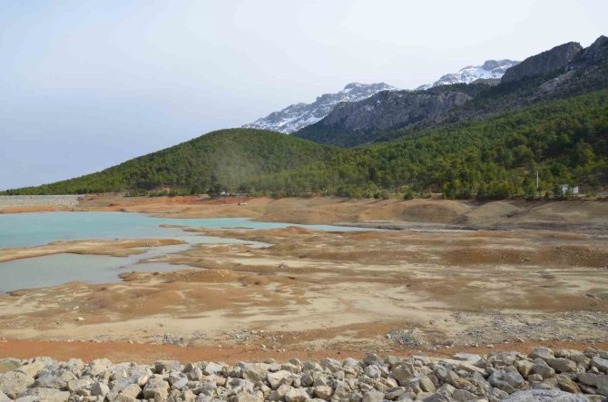Çiftçilerin 2 Bin Dekarlık Tarım Arazisini Suladığı Gölette Kuraklık Yaşanıyor