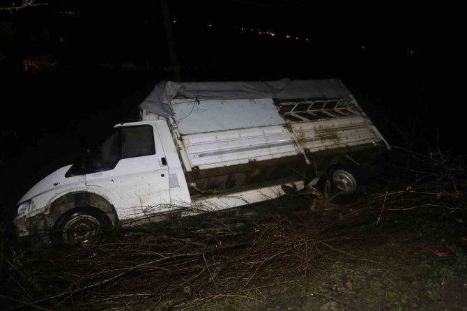 Kamyonet Tarlaya Uçtu, Araçtakiler Burnu Bile Kanamadan Kurtuldu